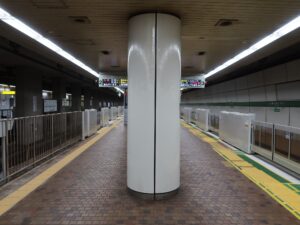神戸市営地下鉄西神・山手線 新神戸駅 2番線 主に三宮・名谷・精神中央方面に行く列車が発着します