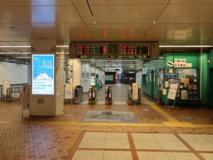 神戸市営地下鉄西神・山手線 新神戸駅 改札口 PiTaPa・Suica・PASMOなどの交通系ICカード対応の自動改札機が並びます