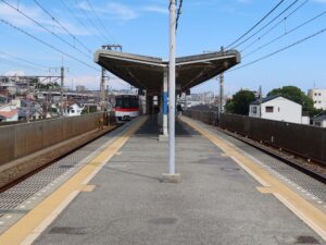 山陽電鉄本線 人丸前駅 ホーム 1番線は主に明石・東二見・姫路方面に行く列車が発着します 2番線は主に須磨・高速神戸・三宮方面に行く列車が発着します
