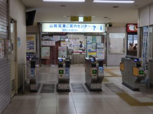 山陽電鉄本線 明石駅 改札口 PiTaPa・Suica・PASMOなどの交通系ICカード対応の自動改札機が並びます