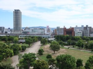 兵庫県立明石公園 本丸の展望台からの景色 明石駅が見えます