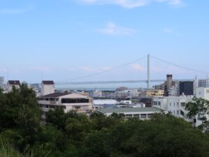 兵庫県立明石公園 東の丸からの景色 明石海峡大橋が見えます