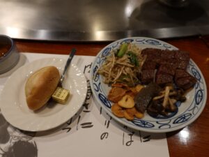 ステーキランド神戸館 神戸牛ステーキと焼き野菜、ニンニク、パン