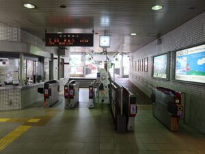 神戸電鉄有馬線 有馬温泉駅 改札口 PiTaPa・Suica・PASMOなどの交通系ICカード対応の自動改札機が並びます