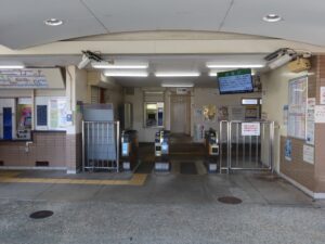 山陽電鉄本線 霞ヶ丘駅 改札口 PiTaPa・Suica・PASMOなどの交通系ICカード対応の自動改札機が並びます