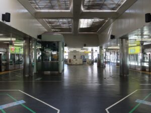 神戸新交通 ポートライナー 三宮駅 ホーム 主に中公園・神戸空港・中埠頭方面に行く列車が発着します