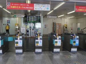 神戸新交通 ポートライナー 三宮駅 改札口 PiTaPa・Suica・PASMOなどの交通系ICカード対応の自動改札機が並びます