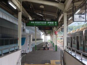 JR伊東線 熱海駅 1番線 主に伊東駅と、伊豆急行線の伊豆高原・伊豆熱川・伊豆急下田方面に行く列車が発着します