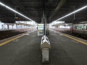 JR呉線 広島駅 4番線・5番線 主に山陽本線で西条・三原方面に行く列車と、呉線で呉・広方面に行く列車と、可部線で緑井・可部方面に行く列車が発着します