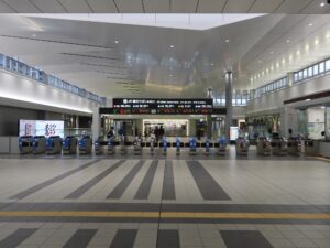 JR山陽本線 広島駅 在来線改札口 ICOCA・Suica・PASMOなどの交通系ICカード対応の自動改札機が並びます