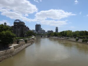 広島 元安川 相生橋から撮影 左に原爆ドーム 右に平和記念公園があります