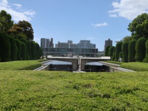 広島 平和記念公園 平和の灯 奥に平和の池と広島平和都市記念碑があります