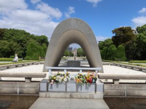 広島 平和記念公園 広島平和都市記念碑 奥に平和の池と原爆ドームが見えます