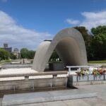 広島 平和記念公園 広島平和都市記念碑 奥に平和の池と平和の灯、左に原爆ドームが見えます