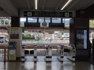 JR山陽本線 宮島口駅 改札口 ICOCA・Suica・PASMOなどの交通系ICカード対応の自動改札機が並びます