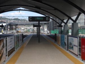 広島電鉄 広電宮島口駅 B・Cホーム 西広島・広島市内方面に行く列車が発着します