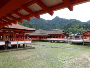 宮島 厳島神社 本殿と平舞台