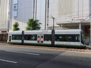 広島電鉄 1000型 GREEN MOVER LEX 八丁堀電停にて撮影