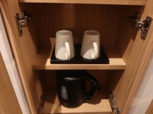 ドーミーイン広島ANNEX ダブルルーム キャビネットの中 マグカップと電気ケトル