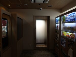 ドーミーイン広島ANNEX 14階喫煙室と自動販売機 この後ろに電子レンジがあります