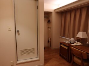 ホテルモナーク鳥取 スーペリアシングル 玄関から浴室・窓方向を撮影