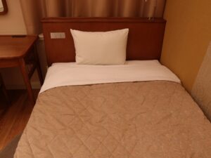 ホテルモナーク鳥取 スーペリアシングル ベッド 枕元に照明のスイッチがあります