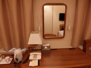 ホテルモナーク鳥取 スーペリアシングル デスク回り 鏡・明かり・電話・ドライヤー・ティッシュ・メモがあります