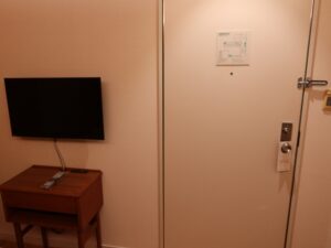 ホテルモナーク鳥取 スーペリアシングル 玄関と液晶テレビ