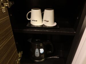 ドーミーイン鹿児島 ダブルルーム 物入れの中 マグカップと電気ケトルがあります