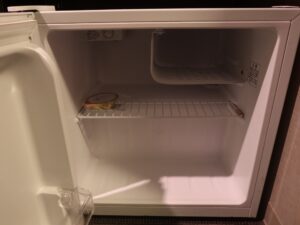 ドーミーイン鹿児島 ダブルルーム 冷蔵庫の中 サービスでプリンが入っていました