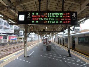 JR鹿児島本線 鹿児島中央駅 3番線・4番線 主に鹿児島本線で川内方面に行く列車と、日豊本線を経由して隼人・都城方面に行く列車が発着します