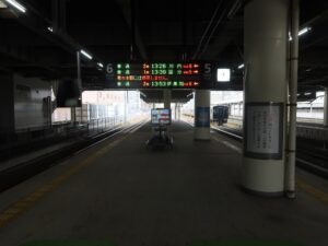 JR鹿児島本線 鹿児島中央駅 5番線・6番線 主に鹿児島本線で川内方面に行く列車と、日豊本線を経由して隼人・都城方面に行く列車が発着します