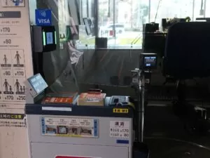 鹿児島市交通局 7000形 クレジットカードは上のカードリーダーに、Rapicaは料金箱のカードリーダーにタッチします