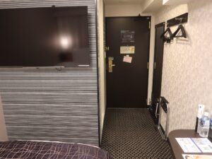 アパホテル 名古屋栄北 シングルルーム 窓から玄関方向を撮影