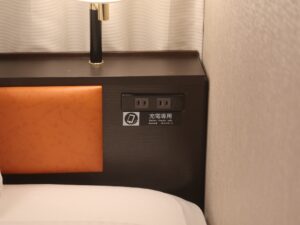 アパホテル 名古屋栄北 シングルルーム 枕元 ACコンセントがあります