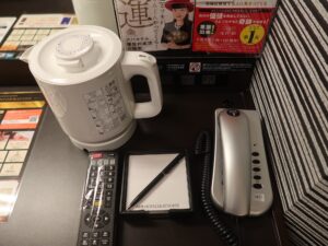 アパホテル 名古屋栄北 シングルルーム デスク上 有線LAN ACコンセント 電気ポット テレビのリモコン 電話があります