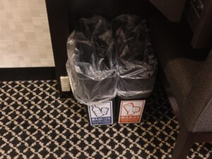アパホテル 名古屋栄北 シングルルーム 足元 ゴミ箱とACコンセントがあります