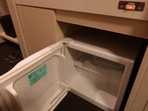 ドーミーイン熊本 セミダブルルーム 洗面台の下にある冷蔵庫 中身は空です