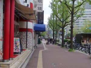 大阪 東梅田 アパホテル＆リゾート 大阪梅田駅タワーへはこの先を左に曲がります