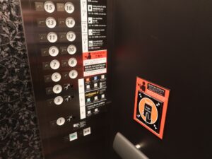 アパホテル＆リゾート 大阪梅田駅タワー エレベーター カードキーをタッチしないとボタンが押せません