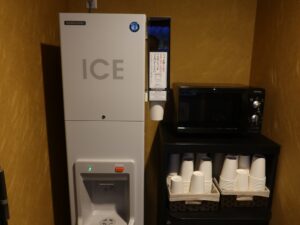 アパホテル＆リゾート 大阪梅田駅タワー 10階 製氷機と電子レンジ