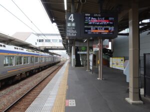 南海本線 和歌山市駅 4番線 主に泉佐野・岸和田・堺・なんば方面に行く列車が発着します