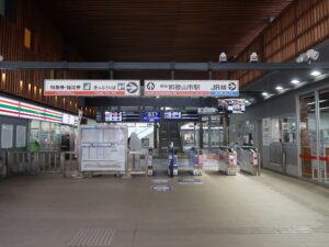 南海本線 和歌山市駅 改札口 PiTaPa・Suiica・PASMOなどの交通系ICカードに対応した自動改札機が並びます