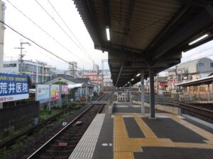 近鉄大阪線 弥刀駅 1番線・2番線の構内踏切 渡った先が駅舎です