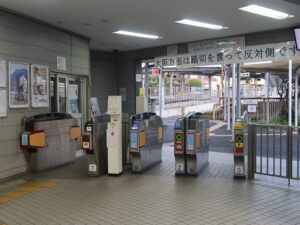 近鉄大阪線 弥刀駅 名張方面行き改札口 PiTaPa・Suica・PASMOなどの交通系ICカード対応の自動改札機が並びます