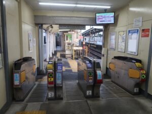 近鉄大阪線 弥刀駅 上本町方面行き改札口 PiTaPa・Suica・PASMOなどの交通系ICカード対応の自動改札機が並びます