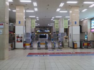 地下鉄大阪線 大阪上本町駅 地上改札口 PiTaPa・Suica・PASMO等の交通系ICカードに対応した自動改札機が並びます