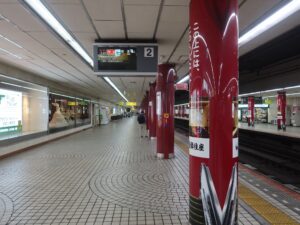 近鉄奈良線 大阪上本町駅 2番線 主に難波・尼崎・三宮方面に行く列車が発着します