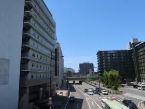 京都 堀川通り左側にアパホテル 右側にリーガロイヤルホテルがあります