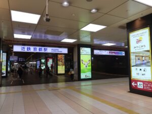 近鉄京都線 京都駅 改札口 PiTaPa・Suica・PASMOなどの交通系ICカード対応の自動改札機が並びます